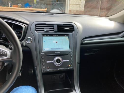 Photo 4 of 16 of 2017 Ford Fusion Titanium